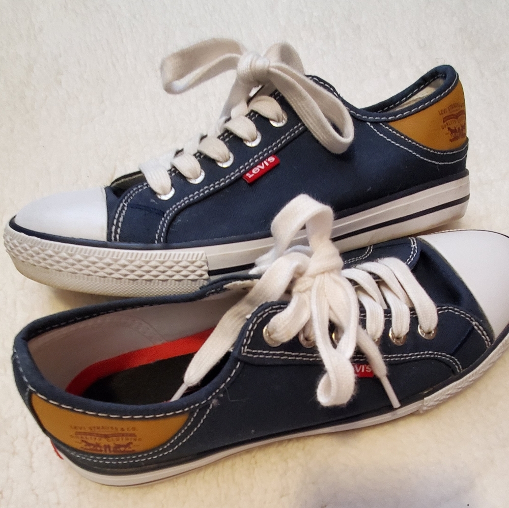 EUC Levi's Sz 8.5 shoes